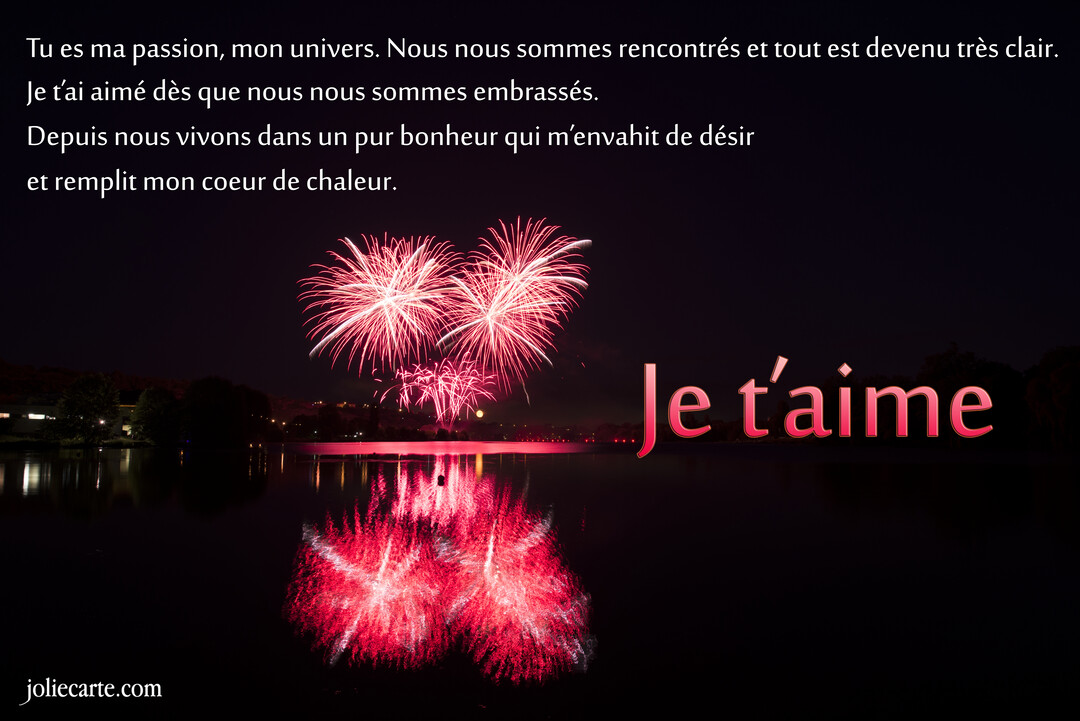 Une scène nocturne avec des feux d'artifice roses éclatant au-dessus d'un lac, leur reflet miroitant sur l'eau, et un texte d'amour.