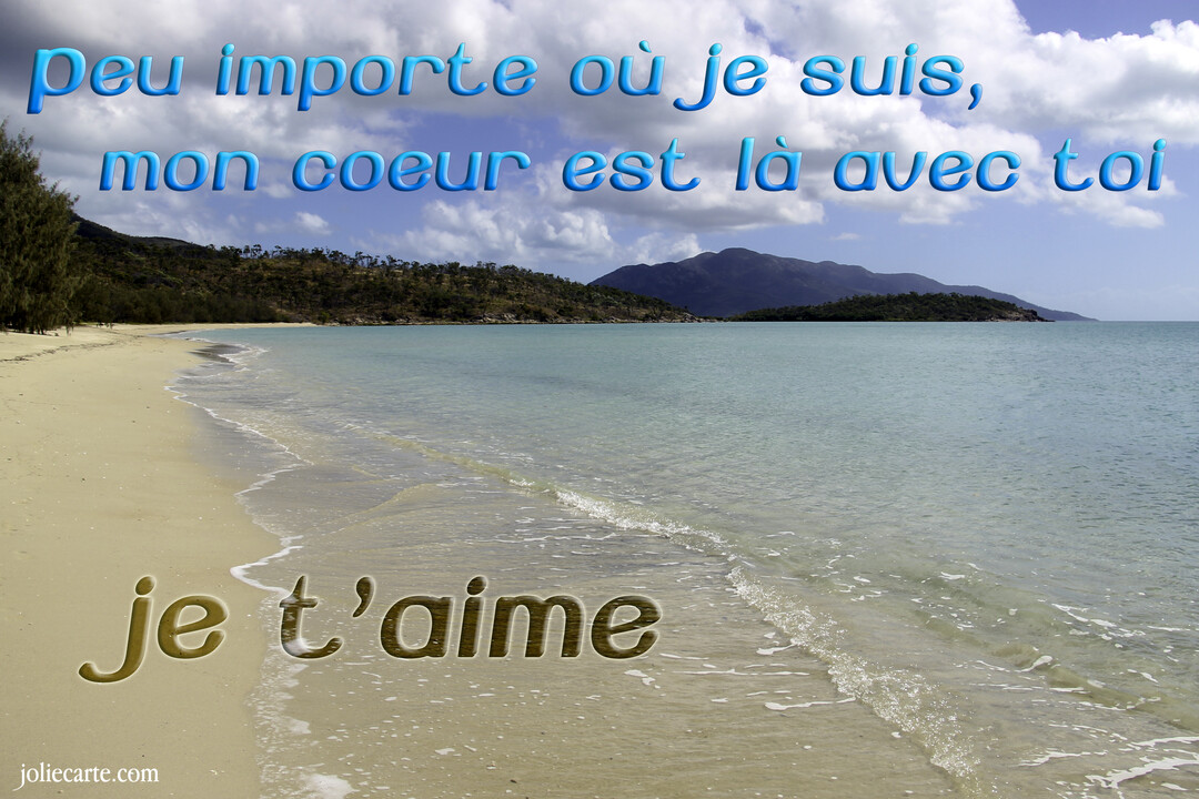 Une plage de sable fin borde une mer turquoise sous un ciel nuageux, avec des montagnes à l'horizon et un message d'amour superposé.