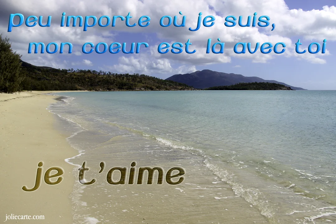 Une plage de sable fin borde une mer turquoise sous un ciel nuageux, avec des montagnes à l'horizon et un message d'amour superposé.
