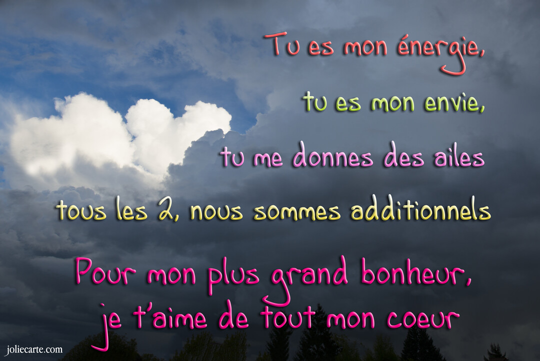 Un poème d'amour est écrit en lettres colorées sur une photographie d'un ciel orageux où se dessine un nuage en forme de cœur.