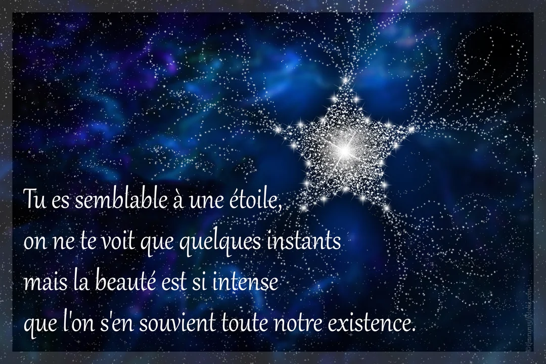 Une carte nocturne représentant un ciel cosmique bleu et violet, avec une citation d'amour superposée à une grande étoile brillante formée de points lumineux.