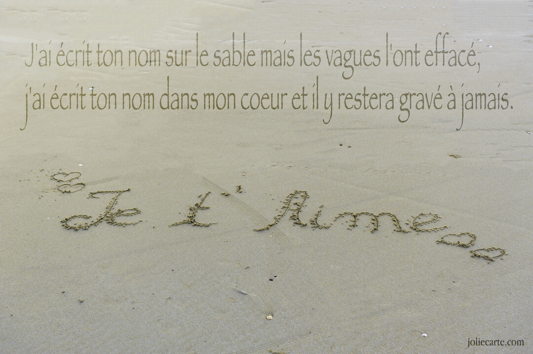Une photographie de sable de plage sur laquelle est écrit "Je t'aime" et un poème d'amour romantique sur la permanence des sentiments.