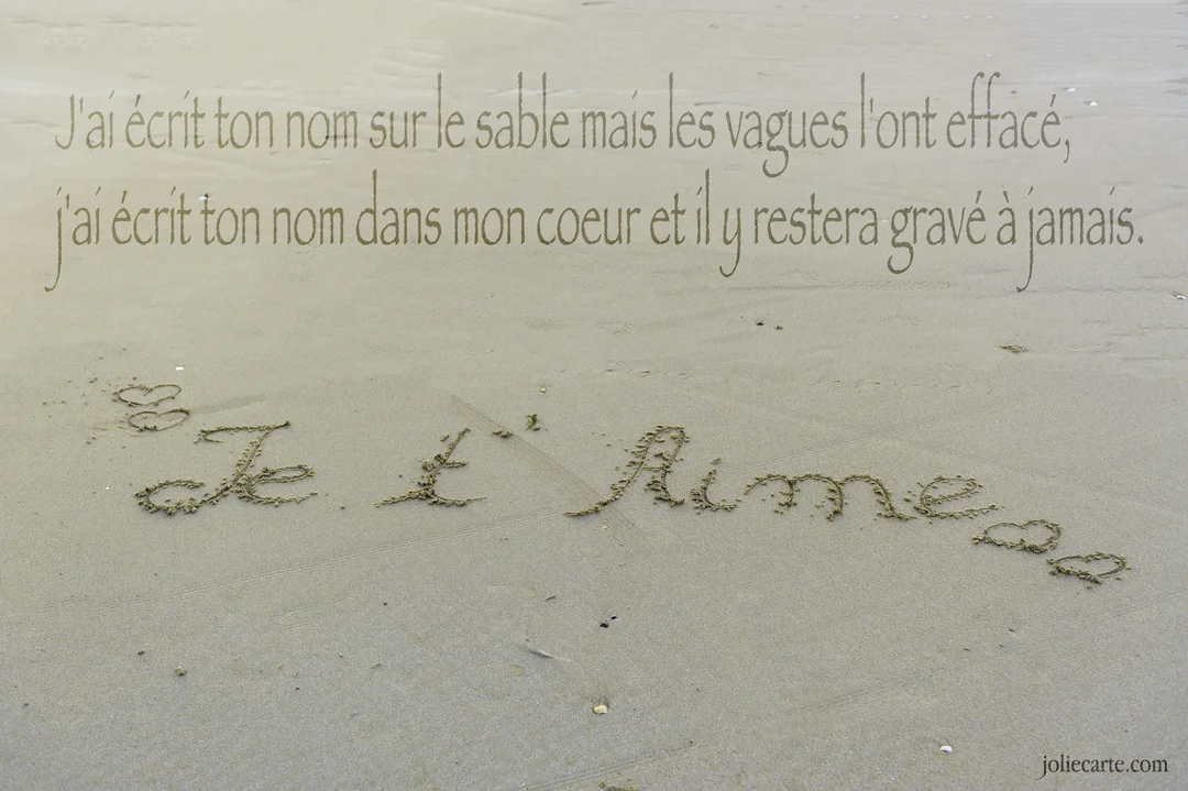 Une photographie de sable de plage sur laquelle est écrit "Je t'aime" et un poème d'amour romantique sur la permanence des sentiments.