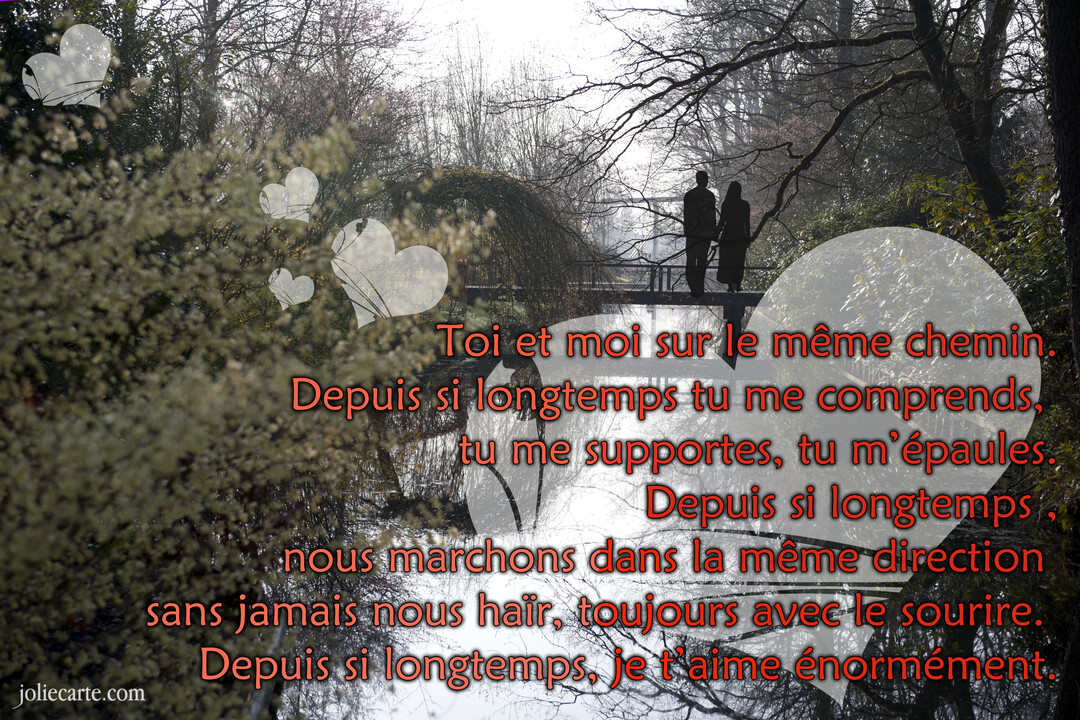 Un couple en silhouette se tient sur un petit pont au-dessus de l'eau, dans un décor boisé, avec un poème d'amour superposé.
