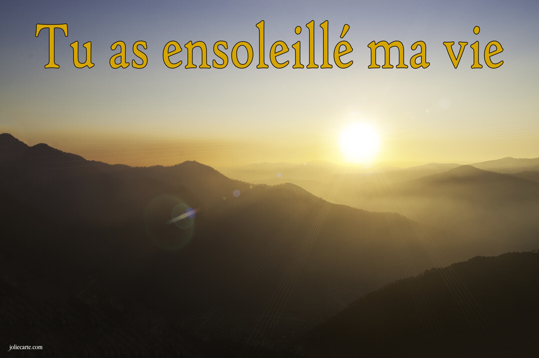 Un soleil éclatant se lève sur une chaîne de montagnes brumeuses, avec le texte 'Tu as ensoleillé ma vie' superposé en haut.