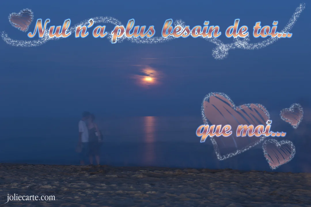 Un couple se tient sur une plage la nuit, sous un ciel bleu foncé avec la lune, et un texte d'amour lumineux.