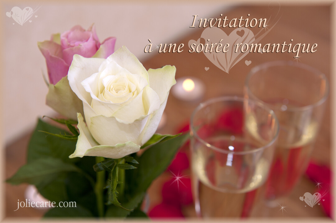 Une scène romantique avec des roses, deux verres de champagne et des pétales rouges sur une table éclairée par une bougie.