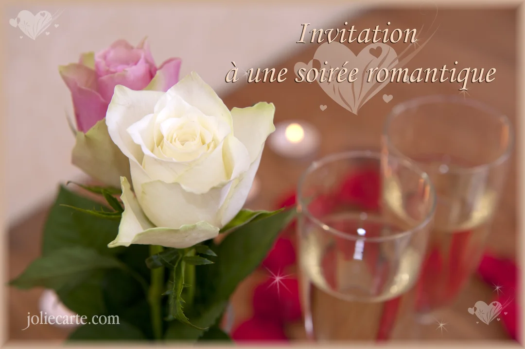 Une scène romantique avec des roses, deux verres de champagne et des pétales rouges sur une table éclairée par une bougie.
