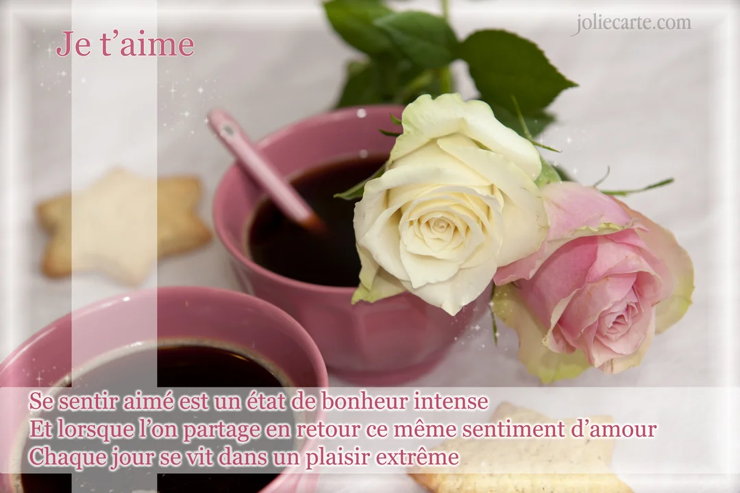 Scène romantique matinale avec deux tasses de café roses, des biscuits et deux roses délicates sur une nappe blanche.