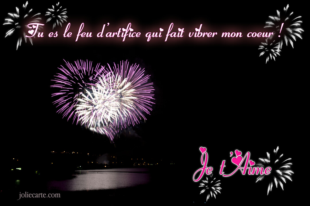 Sur un fond nocturne au-dessus d'un plan d'eau, un feu d'artifice rose et blanc en forme de cœur illumine un message d'amour.