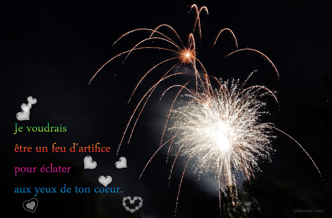 Sur un fond de ciel nocturne, des feux d'artifice dorés et blancs explosent à côté d'une citation d'amour poétique en lettres multicolores.
