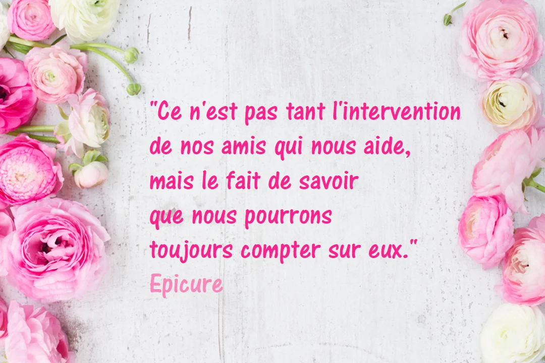 Une carte illustrée de renoncules roses et blanches sur fond de bois, avec une citation d'Epicure sur l'amitié au centre.