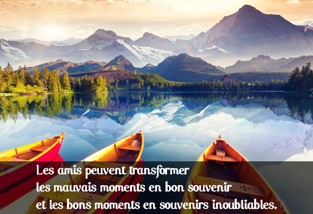 Trois barques colorées sont amarrées sur un lac calme reflétant des montagnes enneigées sous un ciel lumineux au lever du soleil.