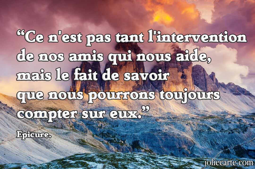 Une citation philosophique d'Epicure sur l'amitié est superposée à une photographie d'une chaîne de montagnes imposante sous un ciel crépusculaire.