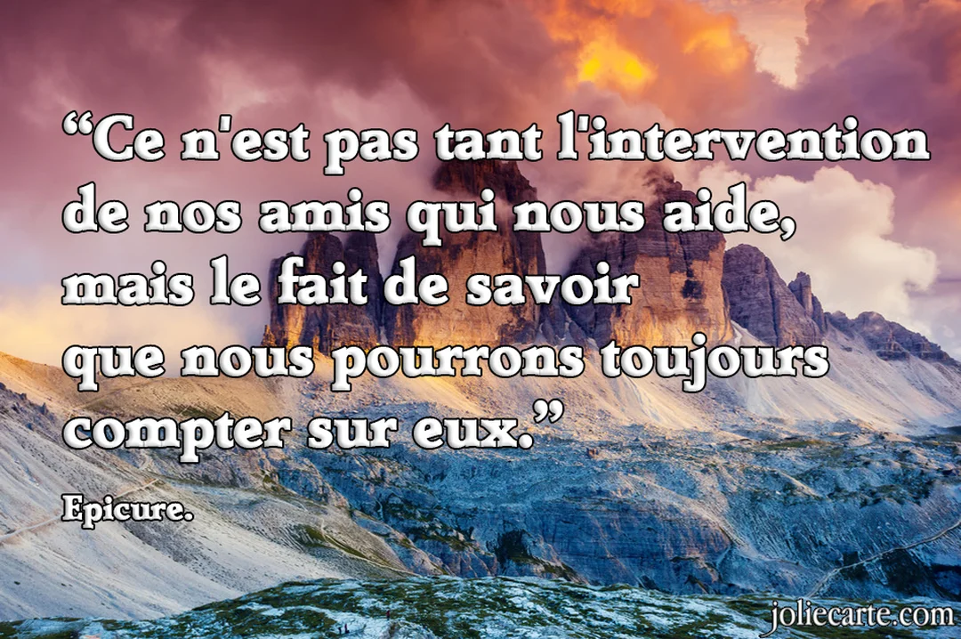 Une citation philosophique d'Epicure sur l'amitié est superposée à une photographie d'une chaîne de montagnes imposante sous un ciel crépusculaire.