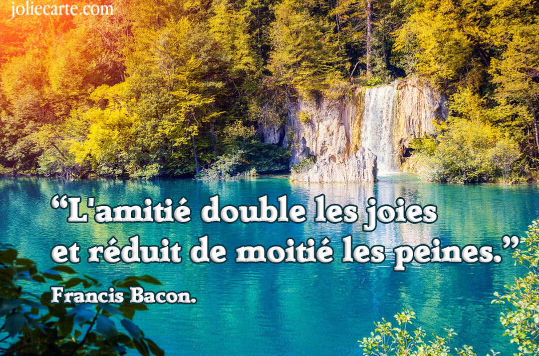 Une citation sur l'amitié est superposée à un paysage serein d'un lac aux eaux turquoise, bordé d'une forêt verdoyante et d'une cascade.