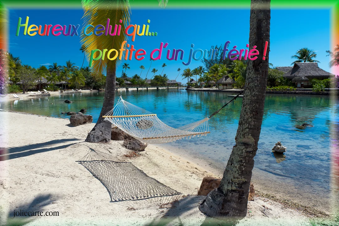 Paysage de plage tropicale avec un hamac tendu entre deux palmiers, au bord d'un lagon bleu, sous un ciel ensoleillé.