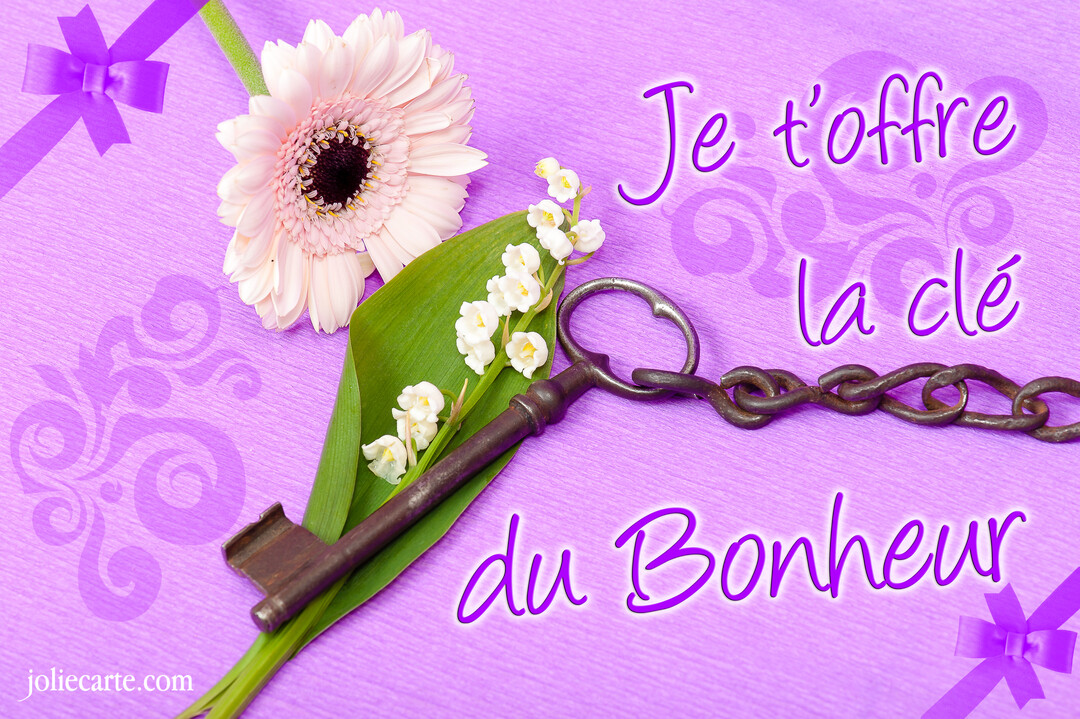 Une composition photographique montrant une clé ancienne, un brin de muguet et une fleur de gerbera sur un fond texturé violet.