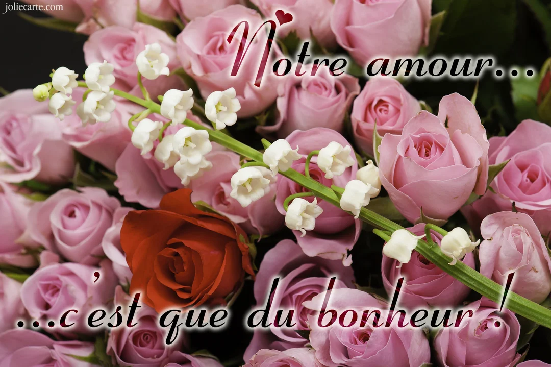 Un brin de muguet blanc repose sur un somptueux bouquet de roses roses et d'une rose rouge, symbolisant l'amour et le bonheur.