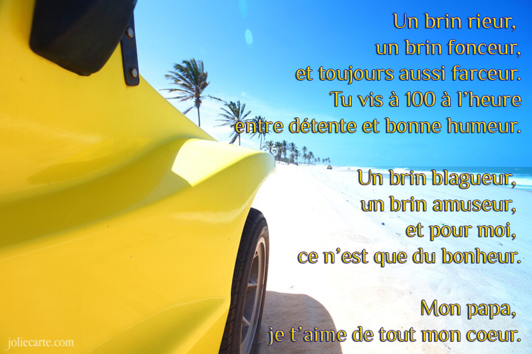 Gros plan sur l'aile d'une voiture buggy jaune sur une plage de sable blanc, avec des palmiers sous un ciel bleu ensoleillé.