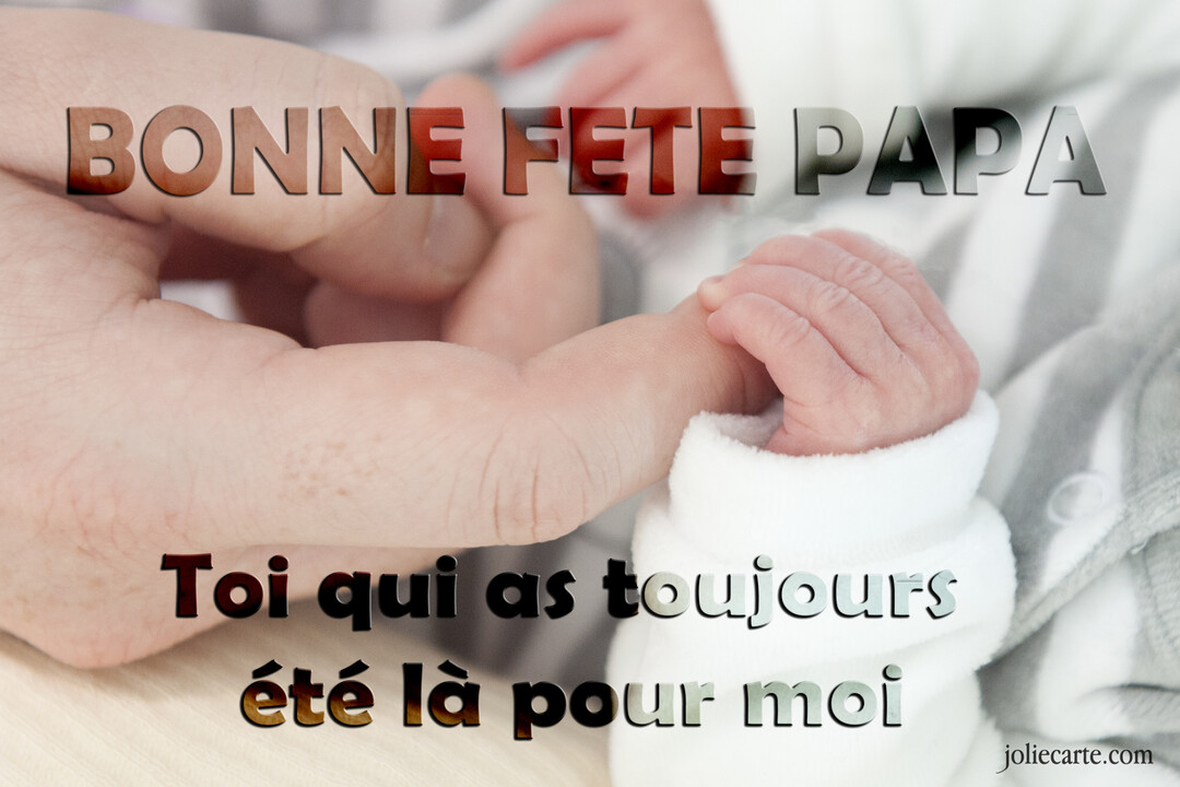 En gros plan, la petite main d'un nouveau-né en pyjama blanc s'agrippe fermement au doigt d'un adulte, symbolisant le lien paternel.