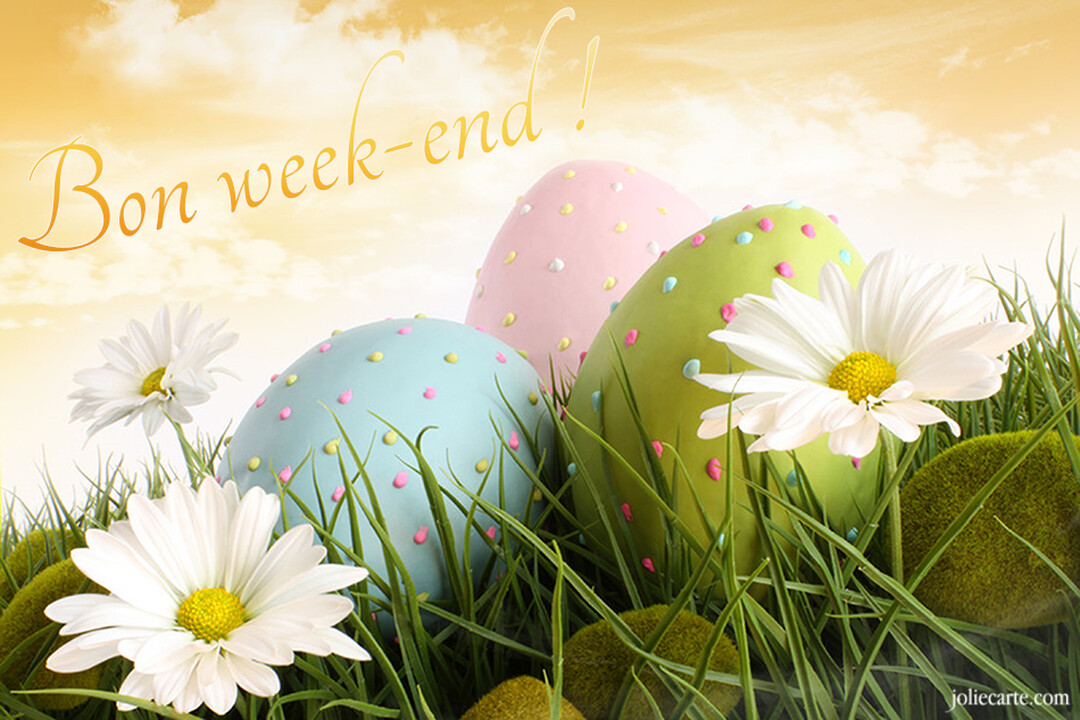 Trois œufs de Pâques aux couleurs pastel sont posés dans une herbe verte parsemée de marguerites blanches, sous un ciel jaune lumineux.