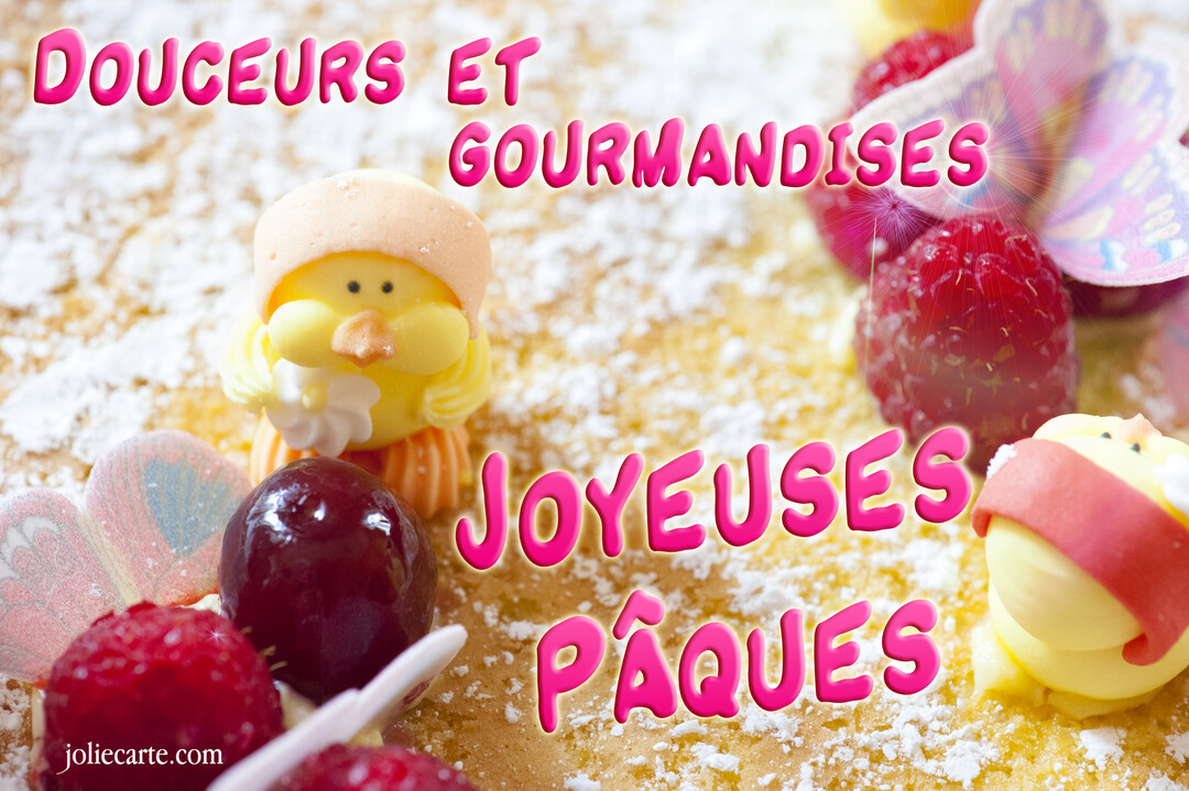 Un gros plan sur un gâteau de Pâques avec des figurines de poussins, des framboises, et le texte 'Joyeuses Pâques' en rose.