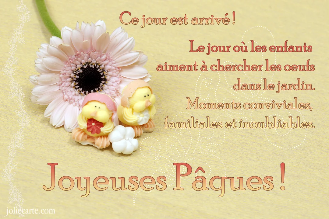 Sur un fond jaune texturé, deux figurines de poussins en sucre sont posées à côté d'une grande fleur de gerbera rose.