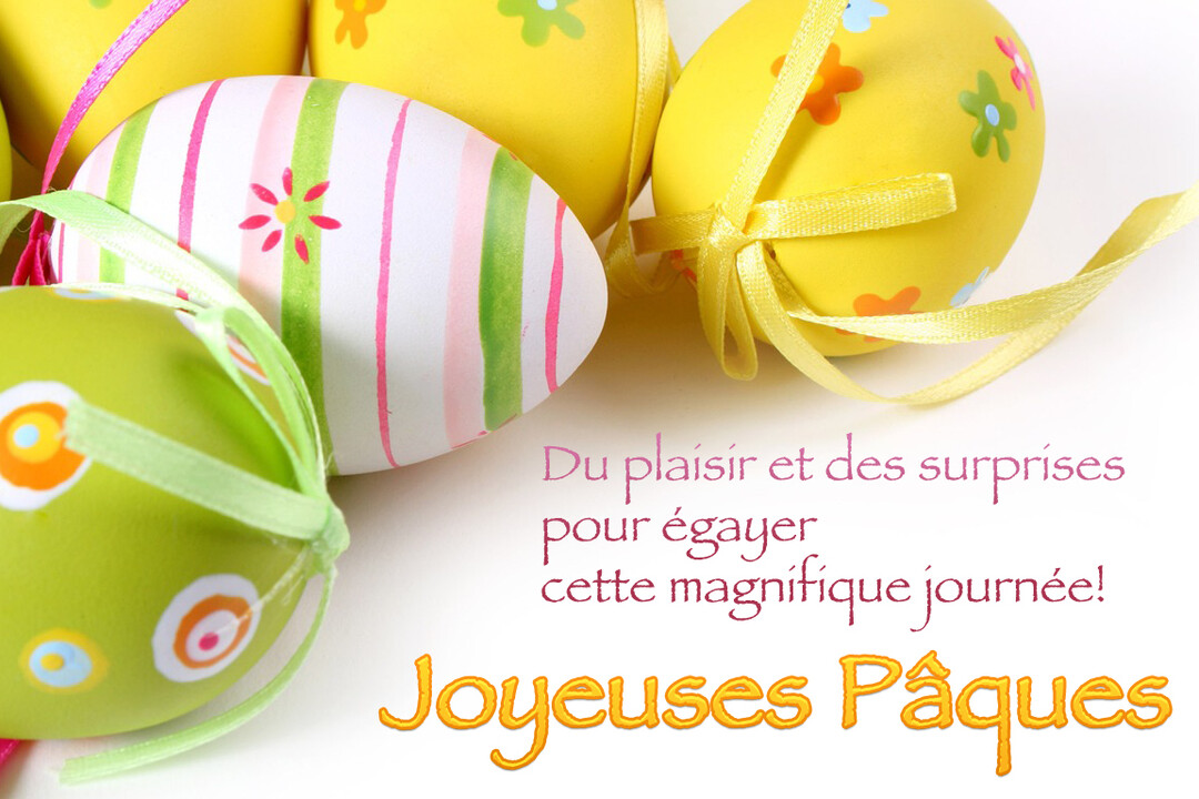 Gros plan sur plusieurs œufs de Pâques colorés, décorés de fleurs et de rayures et entourés de rubans, sur un fond blanc.