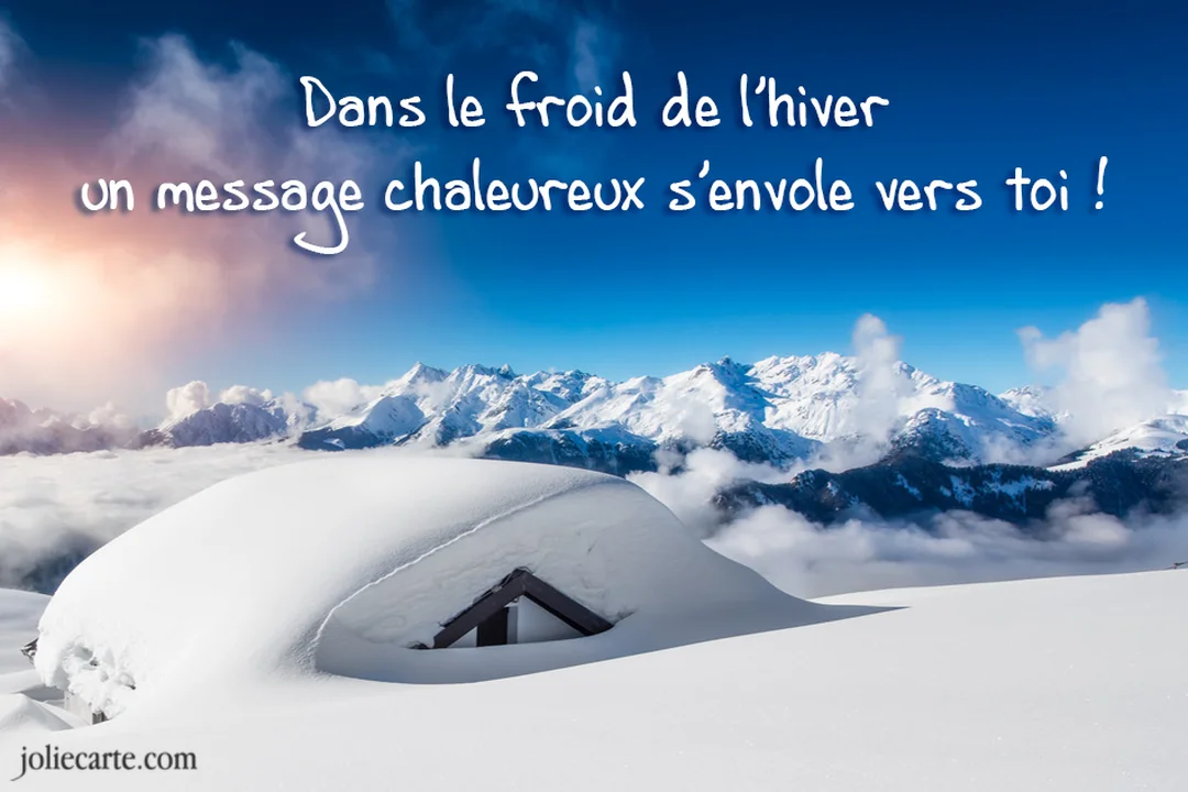 Un chalet est entièrement recouvert de neige au premier plan, avec en arrière-plan une chaîne de montagnes enneigées sous un soleil éclatant.