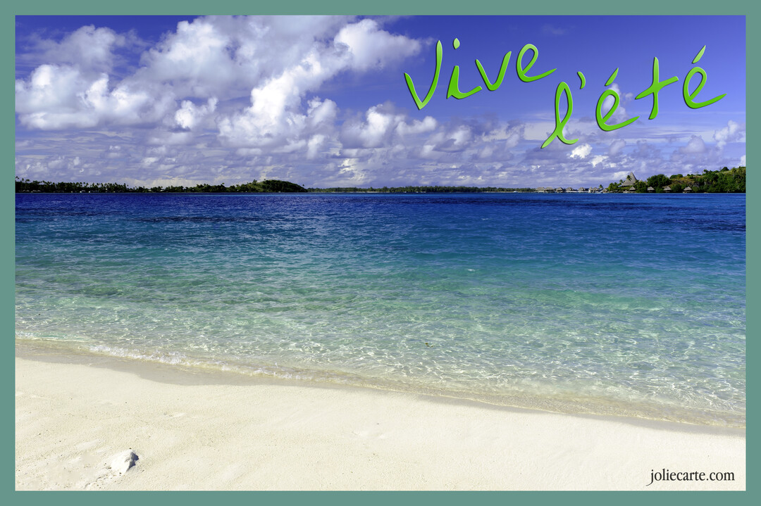 Paysage de bord de mer tropical avec une eau cristalline, une plage de sable blanc et une île verdoyante sous un ciel nuageux.