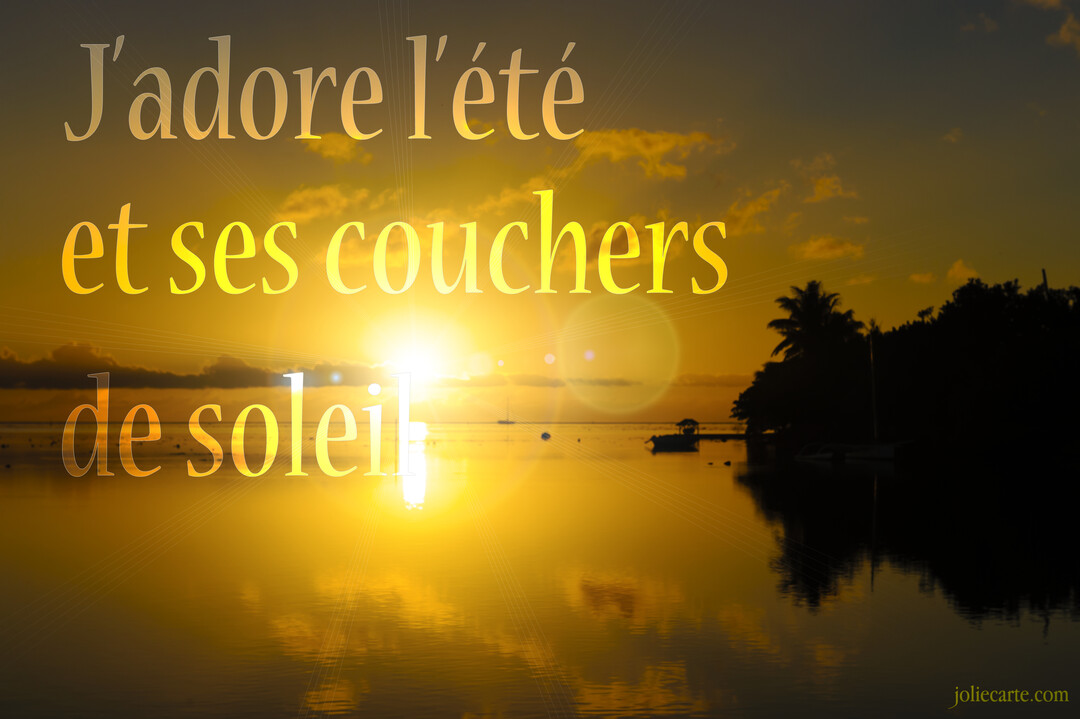 Un paysage marin au crépuscule, où le soleil couchant jette un éclat doré sur l'eau calme près d'une rive tropicale.