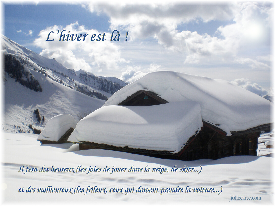 Paysage hivernal montagnard ensoleillé, avec un chalet en bois dont le toit est entièrement recouvert d'une épaisse couche de neige au premier plan.