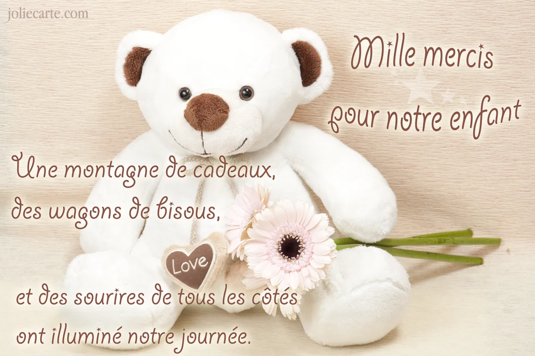 Un ours en peluche blanc est assis, tenant des gerberas roses, avec un cœur 'Love' et un texte de remerciement pour une naissance.
