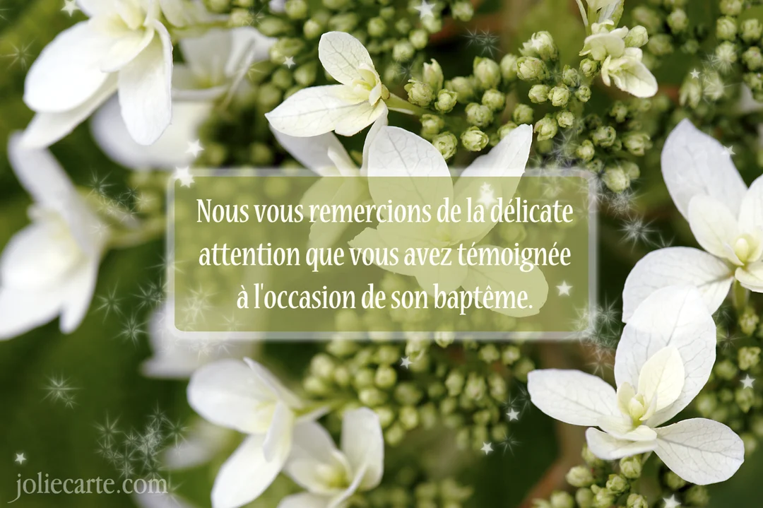 Une carte de remerciement pour un baptême superposée à une photographie en gros plan de délicates fleurs blanches et de bourgeons verts.