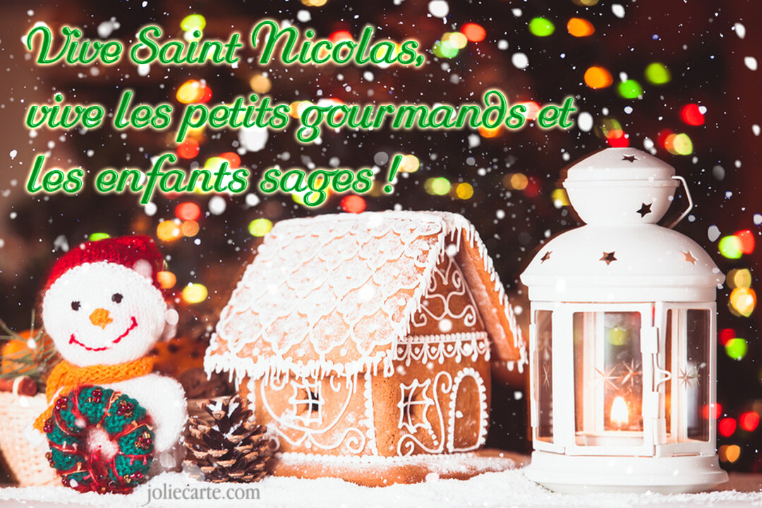 Une scène hivernale festive présente une maison en pain d'épices, un petit bonhomme de neige et une lanterne blanche allumée sous la neige.