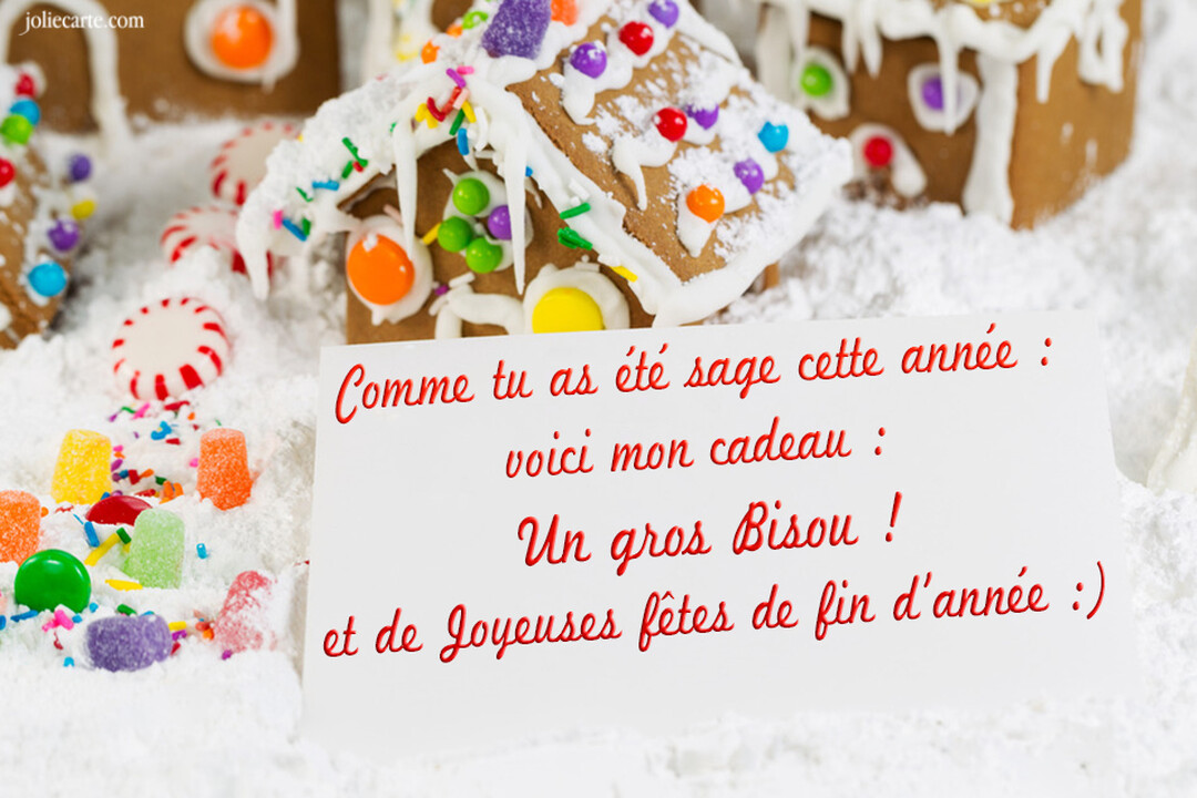 Une scène festive montre une maison en pain d'épices et des bonbons colorés sur un lit de sucre glace, avec une carte de vœux.