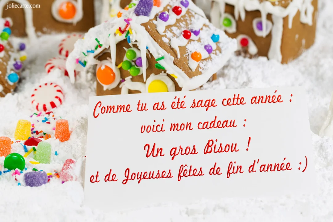 Une scène festive montre une maison en pain d'épices et des bonbons colorés sur un lit de sucre glace, avec une carte de vœux.