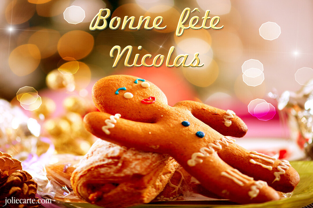 Un bonhomme en pain d'épices décoré de glaçage repose sur une pâtisserie, avec un arrière-plan flou de lumières dorées et festives.