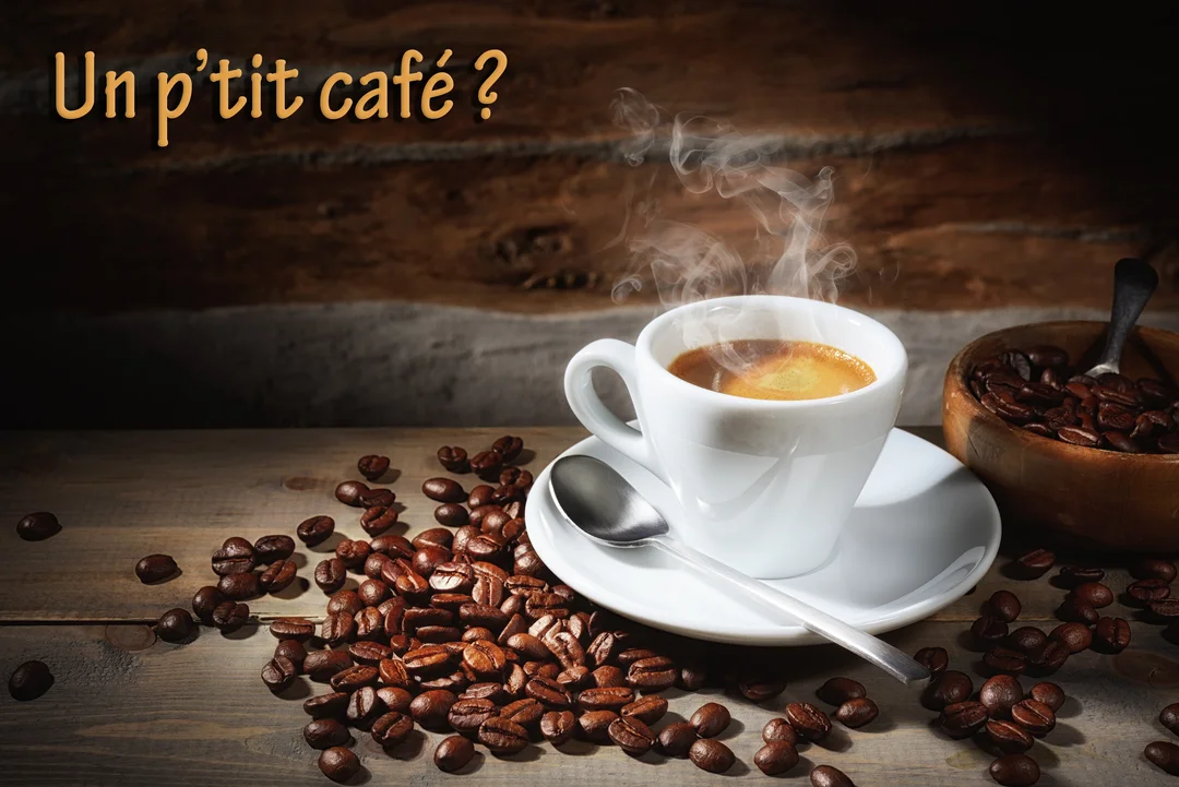 Une tasse blanche de café expresso fumant est posée sur une table en bois rustique, entourée de grains de café torréfiés.