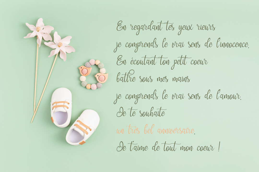 Sur un fond vert d'eau, un poème est accompagné d'une paire de chaussons blancs, d'un hochet et de deux moulinets en papier.