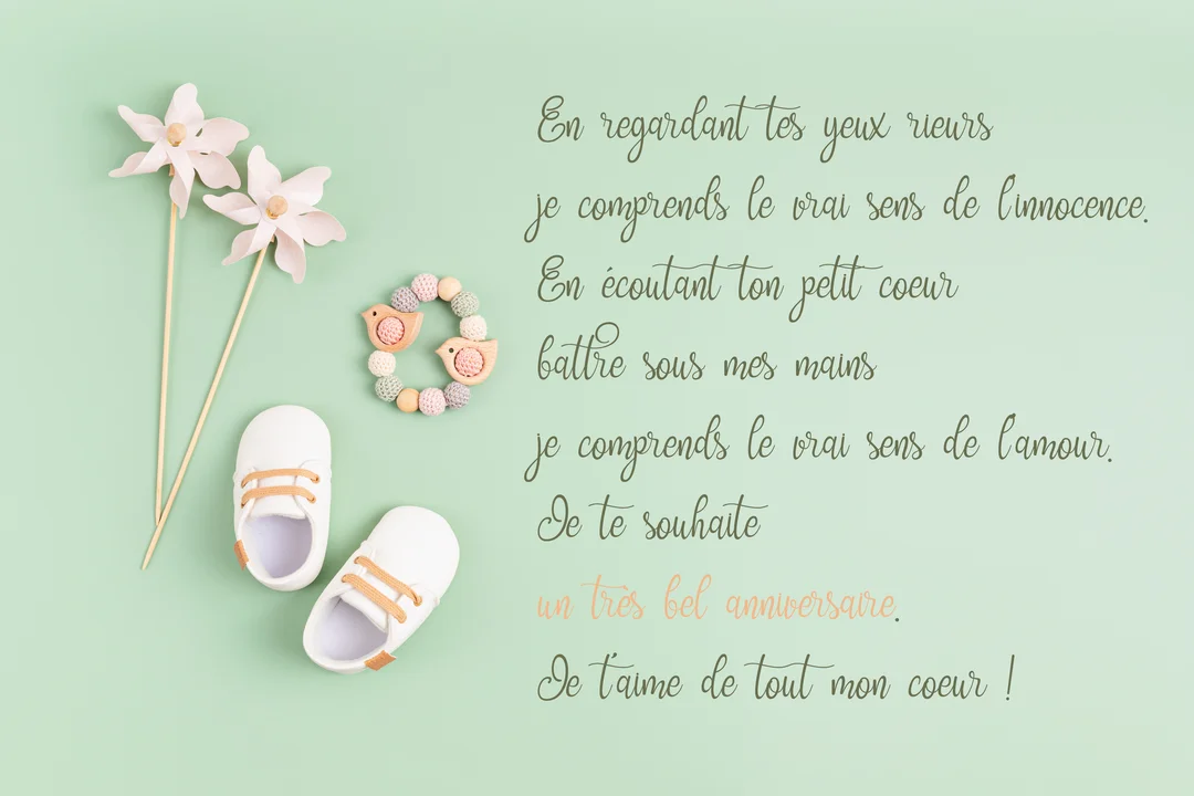 Sur un fond vert d'eau, un poème est accompagné d'une paire de chaussons blancs, d'un hochet et de deux moulinets en papier.