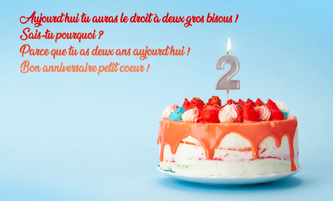 Un gâteau d'anniversaire festif avec un glaçage orange et une bougie argentée en forme de 2, sur un fond bleu uni.