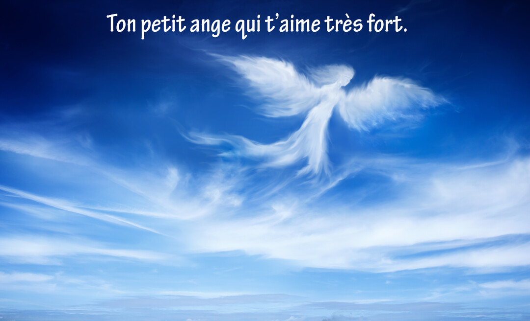 Dans un ciel d'un bleu profond, des nuages blancs et vaporeux dessinent la silhouette d'un ange avec des ailes déployées, flottant paisiblement.