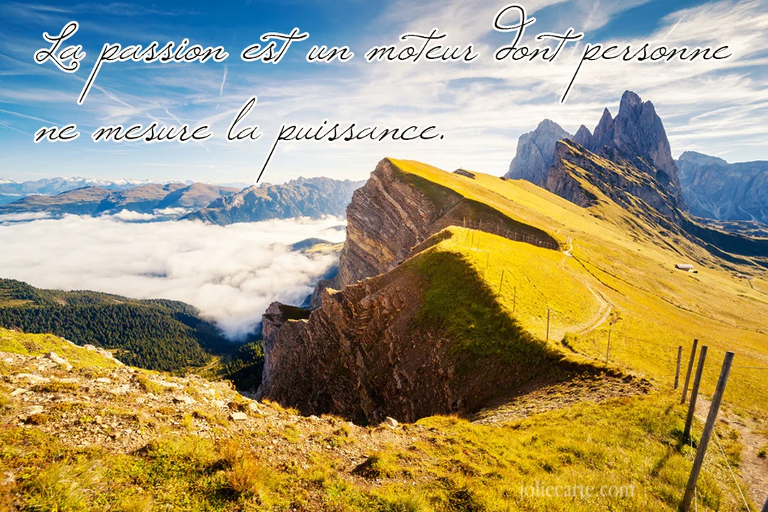 Une citation sur la passion est écrite en lettres cursives sur la photo d'un paysage montagneux spectaculaire, avec une crête ensoleillée surplombant une vallée de nuages.