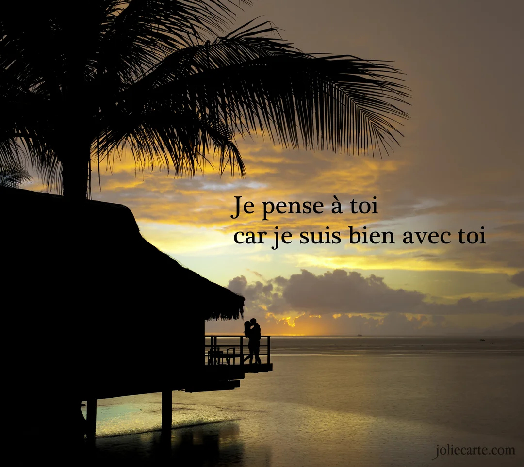 Silhouette d'un couple s'embrassant au crépuscule sur le balcon d'un bungalow sur pilotis, avec un palmier et un ciel orangé.