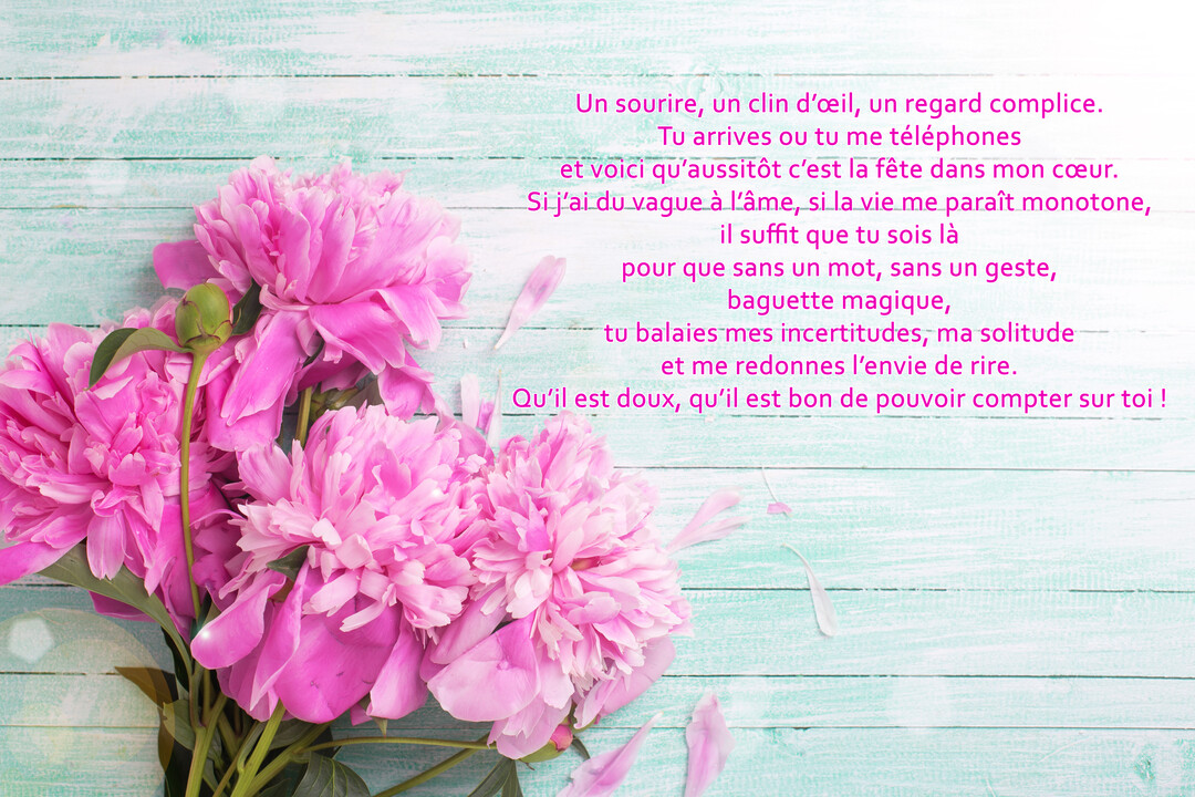 Un bouquet de pivoines fuchsia est posé dans le coin inférieur gauche, sur un arrière-plan de lattes de bois peintes en vert d'eau.