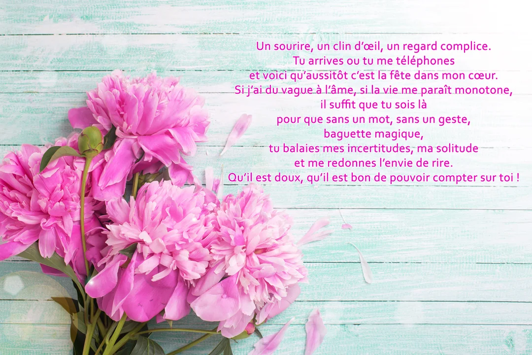 Un bouquet de pivoines fuchsia est posé dans le coin inférieur gauche, sur un arrière-plan de lattes de bois peintes en vert d'eau.