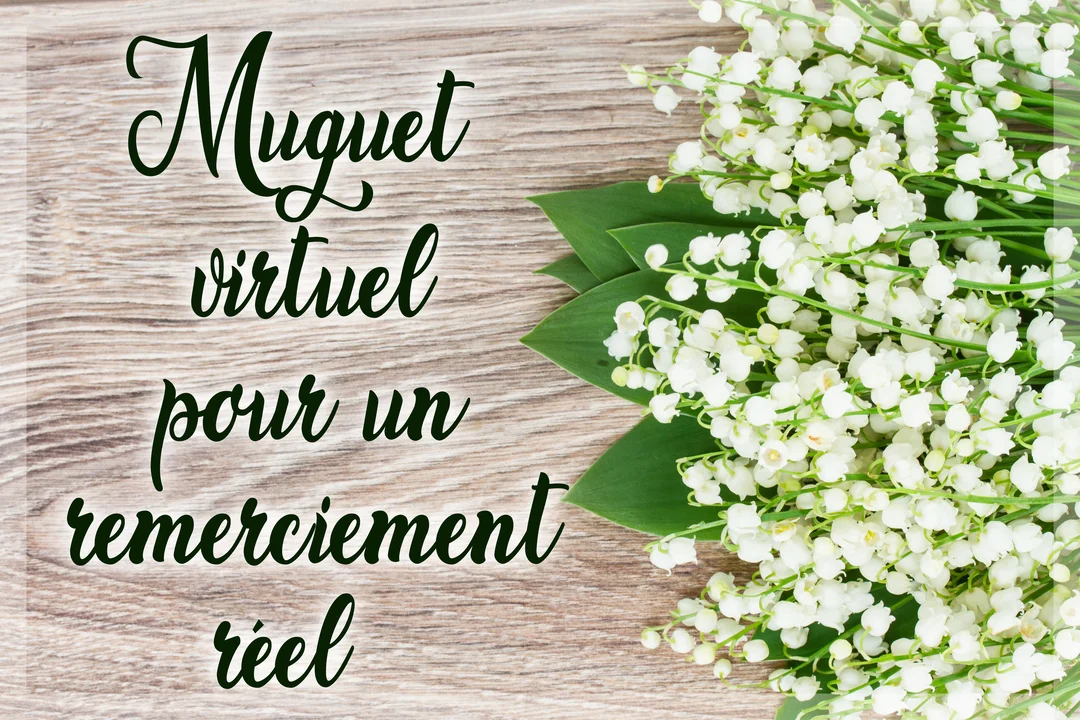 Un généreux bouquet de muguet aux clochettes blanches et feuilles vertes est posé sur une surface en bois clair, à côté d'un texte calligraphié.