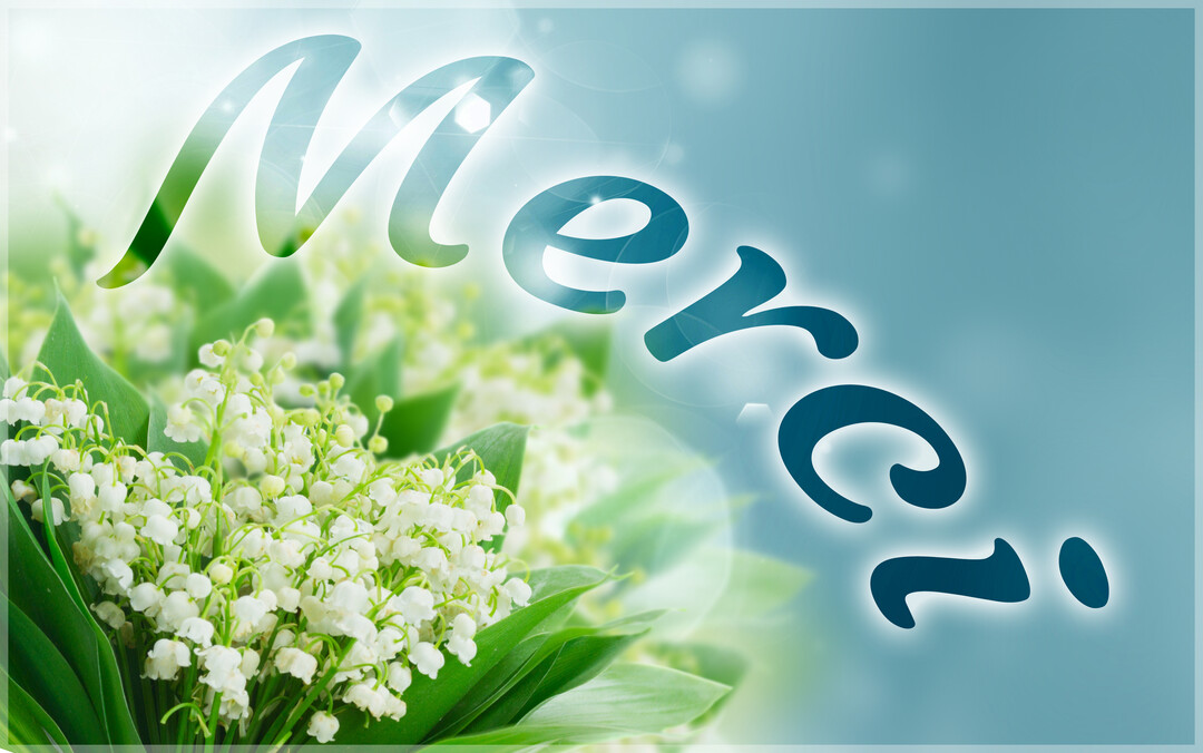 Un bouquet de muguet aux clochettes blanches et feuillage vert est superposé au mot 'Merci' sur un fond bleu-vert lumineux et doux.